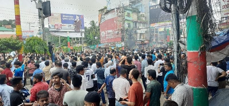 ফেনী শহরের ট্রাংক রোডে জনতার ঢল। আজ বিকেল চারটায়